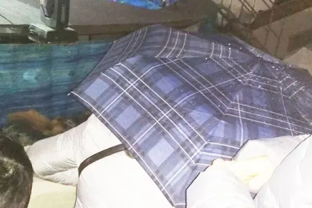 30 manat verib sirk bileti aldı, çətirlə oturdu