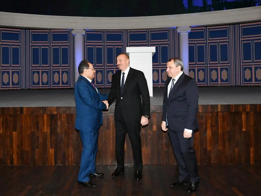 Prezident Abel Məhərrəmovla əl -ələ - GÜNÜN FOTOSU
