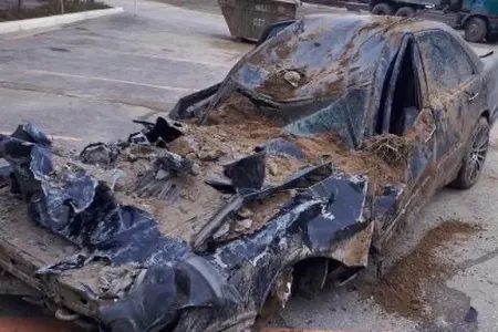 Sürüşmədə torpağın altında qalan maşının - SON görüntüləri