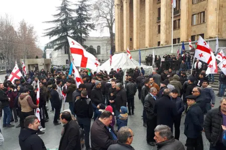 Polis parlament binasına - GİRİŞİ BAĞLADI
