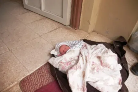 Şirvanda ŞOK! 8 aylıq qız uşağını - KÜÇƏYƏ ATDILAR