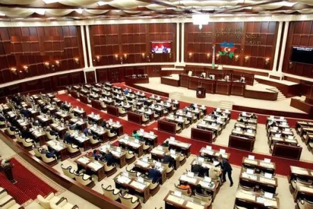 Milli Məclisin iclası başladı: - Parlamentin buraxılması gündəmdə