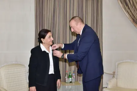 Prezident İlham Əliyev Dilarə Seyidzadəyə “Şərəf” ordenini təqdim etdi - FOTOLAR