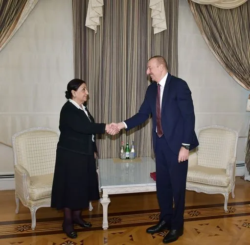 Prezident İlham Əliyev Dilarə Seyidzadəyə “Şərəf” ordenini təqdim etdi - FOTOLAR