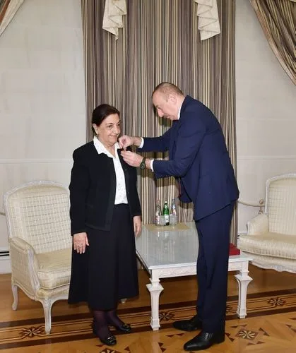 Prezident İlham Əliyev Dilarə Seyidzadəyə “Şərəf” ordenini təqdim etdi - FOTOLAR