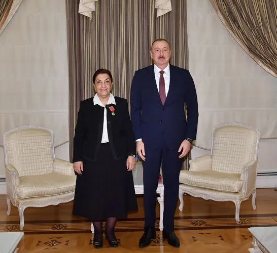 Prezident İlham Əliyev Dilarə Seyidzadəyə “Şərəf” ordenini təqdim etdi - FOTOLAR