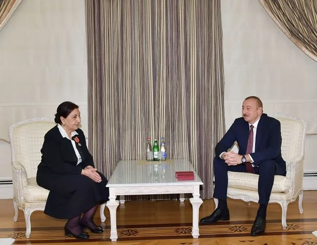 Prezident İlham Əliyev Dilarə Seyidzadəyə “Şərəf” ordenini təqdim etdi - FOTOLAR
