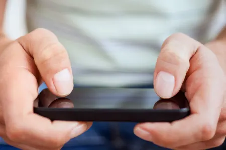 Telefonda oyun oynayan gənc - ÖLDÜ