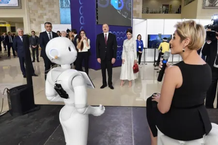 Dövlətimizin başçısı və birinci xanım sərgidə nümayiş olunan - robotların danışığını dinlədilər -VİDEO