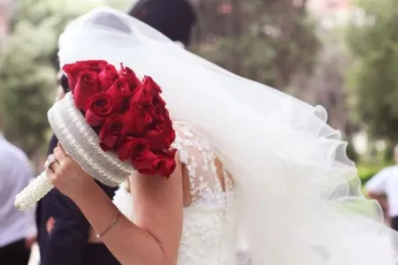 Azərbaycanda gəlin ərinin qohumuna qoşulub qaçdı - bəy özünü bıçaqladı