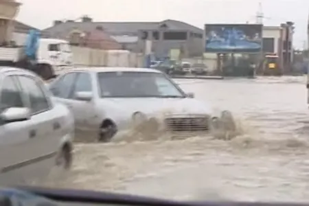 Bakıda avtomobil gölməçədə batdı - sürücü son anda xilas oldu