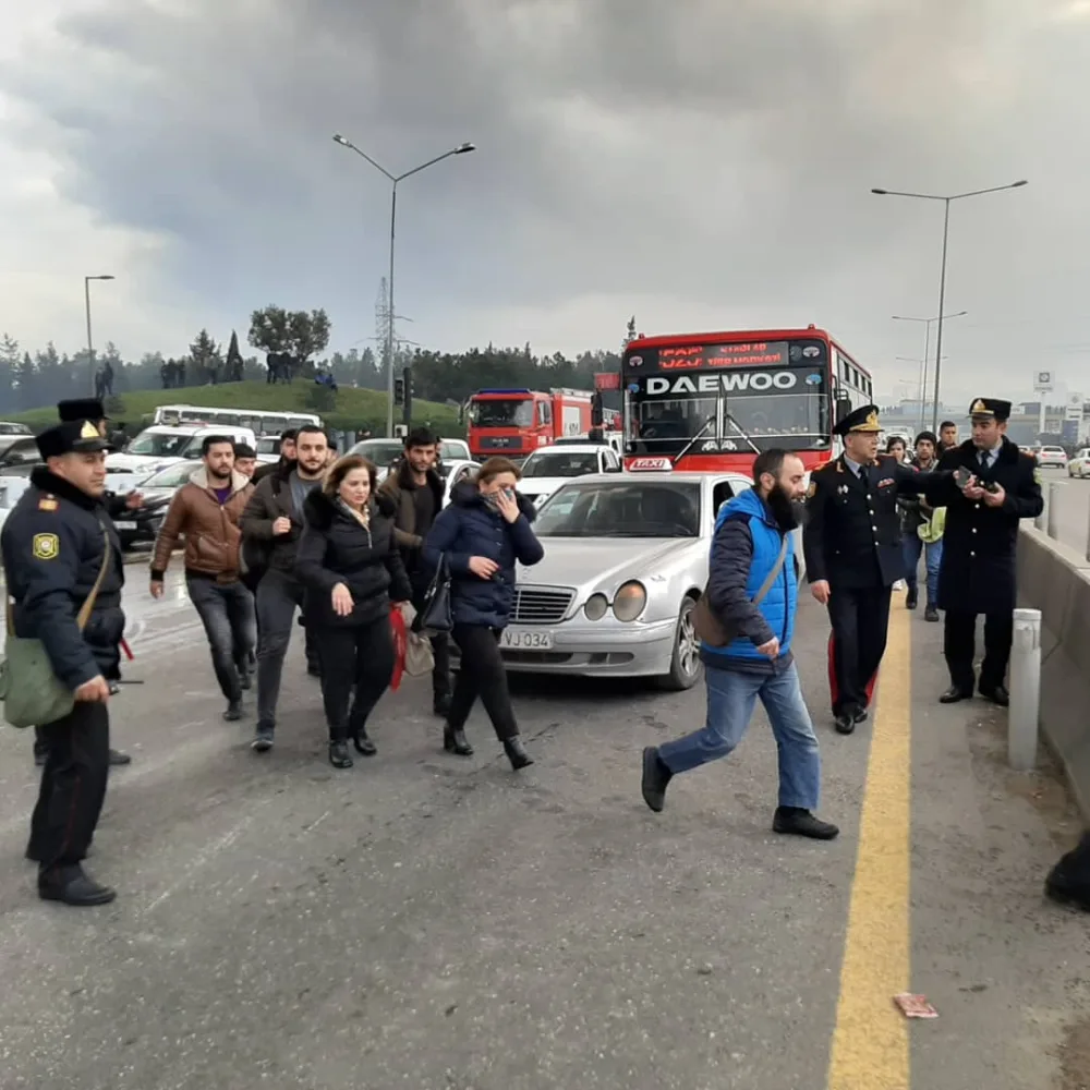 DYP rəisi yanğın ərazisində - yol hərəkətini tənzimlədi - FOTOLAR