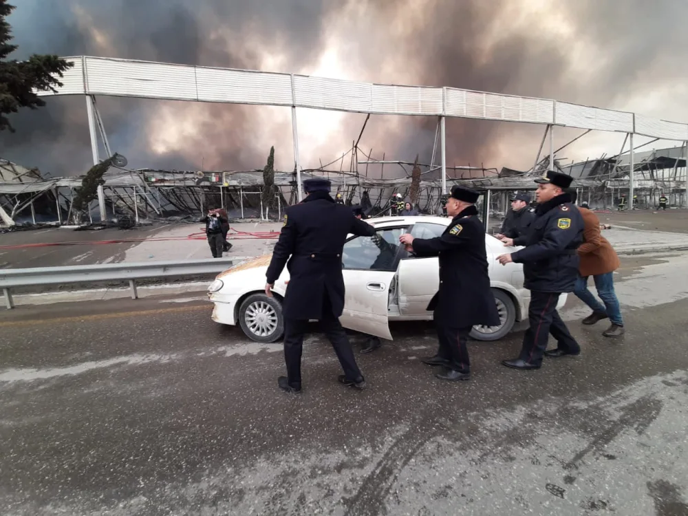 DYP rəisi yanğın ərazisində - yol hərəkətini tənzimlədi - FOTOLAR