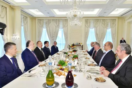 İlham Əliyev İordaniya Kralı II Abdullah ilə işçi nahar etdi - FOTO