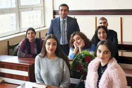 Yataqxanada zəhərlənən qız dərsə getməyə başlayıb - Gül-çiçəklə qarşılanıb -FOTO