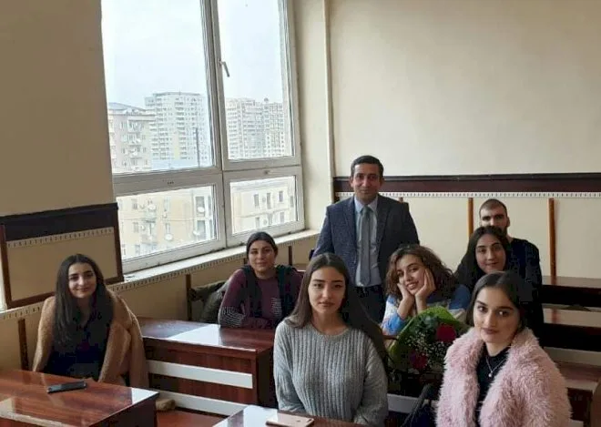 Yataqxanada zəhərlənən qız dərsə getməyə başlayıb - Gül-çiçəklə qarşılanıb -FOTO