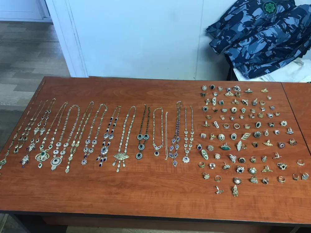 Ölkəyə gizli yolla 2 kiloqramdan artıq qızıl - KEÇİRMƏK İSTƏDİ - FOTO