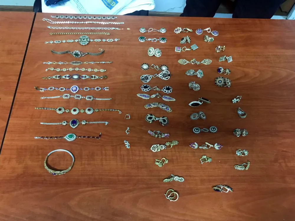 Ölkəyə gizli yolla 2 kiloqramdan artıq qızıl - KEÇİRMƏK İSTƏDİ - FOTO