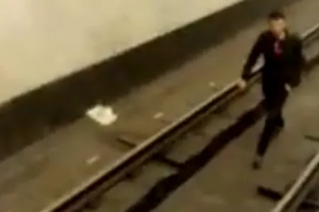 Bakıda gənc oğlan özünü qatar yoluna atdı - Az qala... -Video
