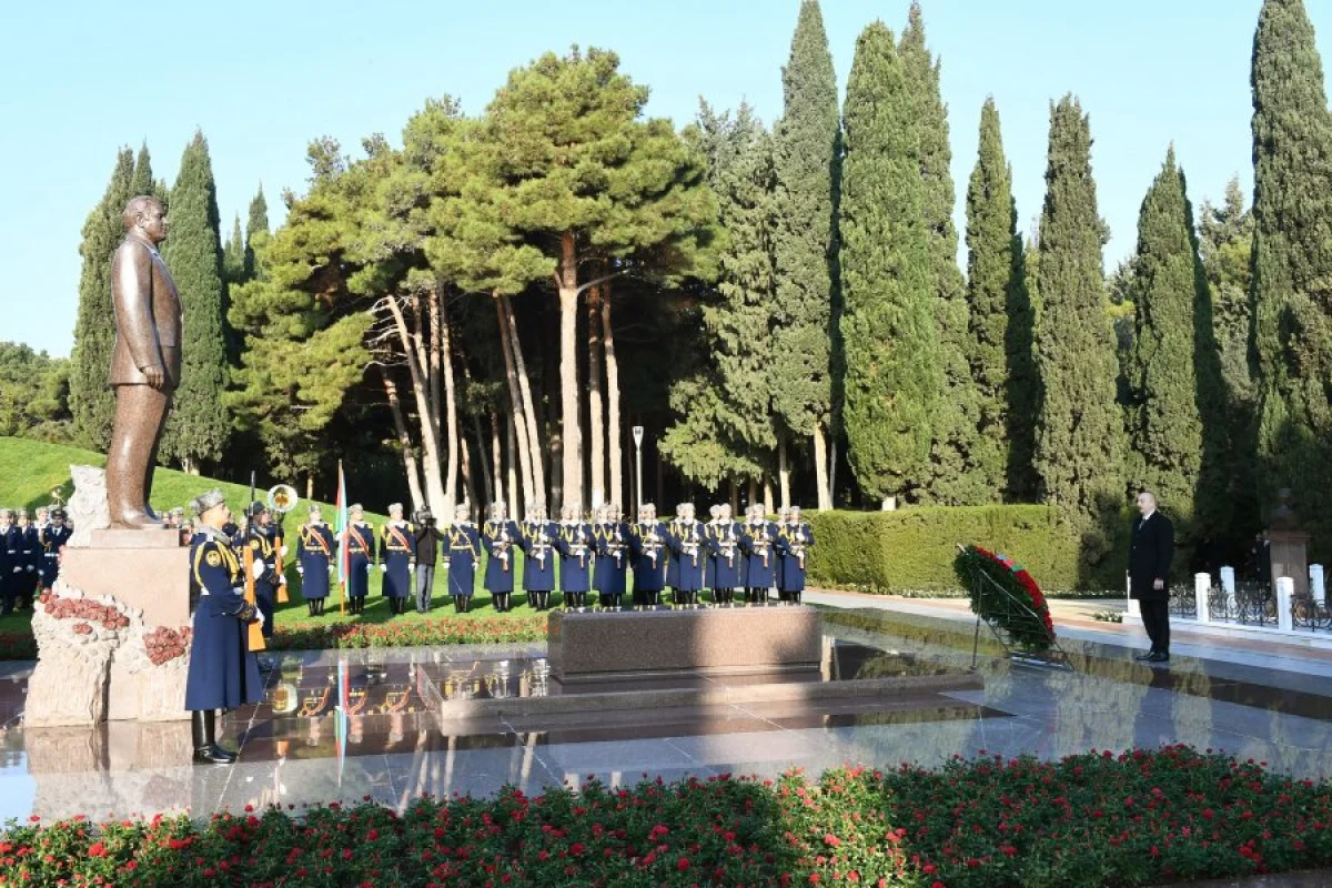 Prezident İlham Əliyev Heydər Əliyevin məzarını ziyarət etdi - FOTO - YENİLƏNDİ