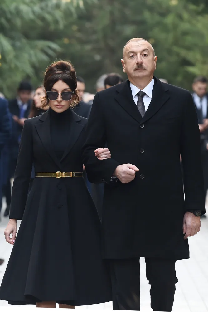 Prezident İlham Əliyev Heydər Əliyevin məzarını ziyarət etdi - FOTO - YENİLƏNDİ