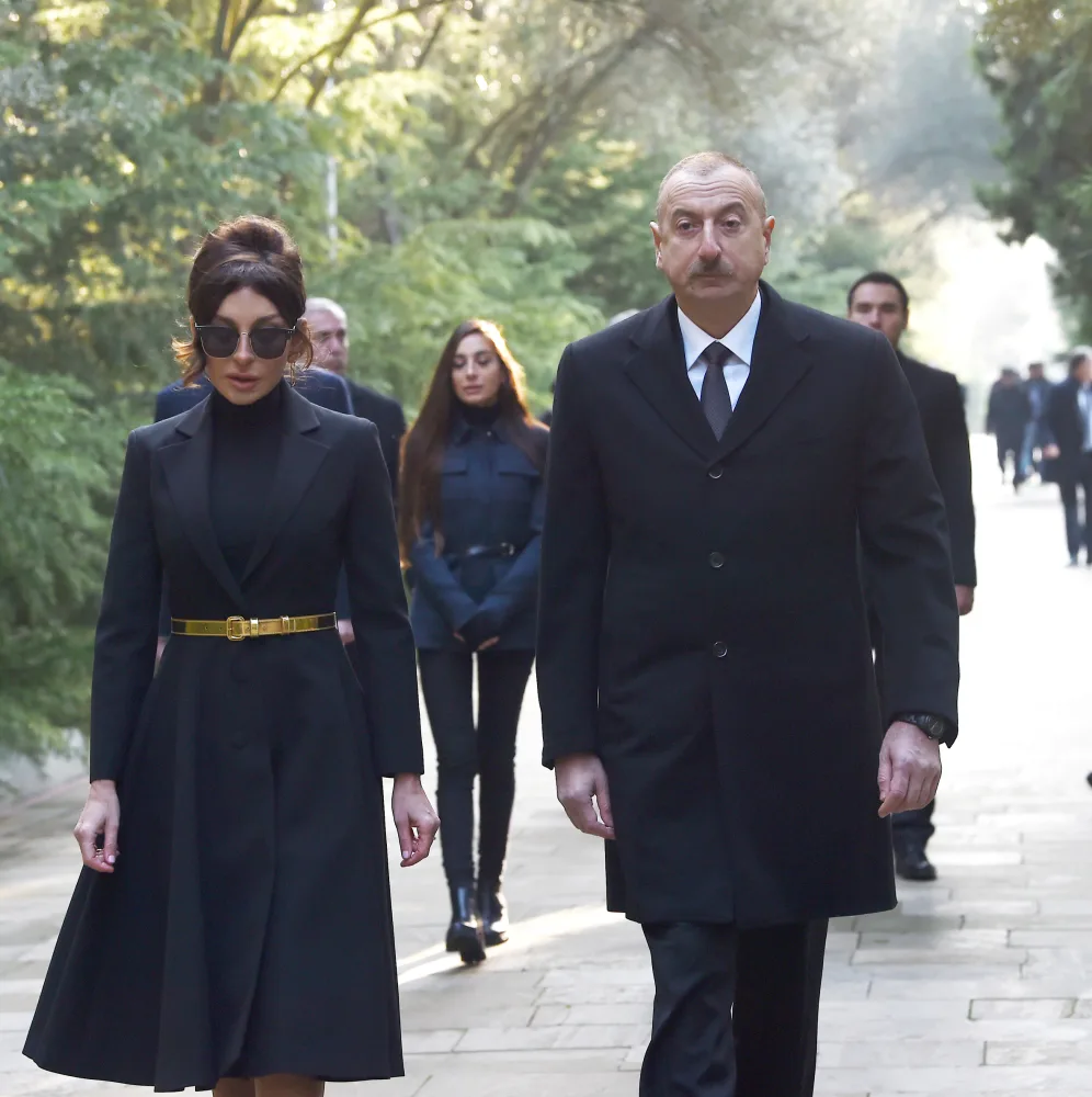 Prezident İlham Əliyev Heydər Əliyevin məzarını ziyarət etdi - FOTO - YENİLƏNDİ