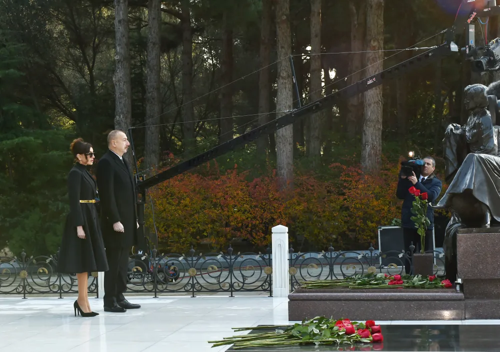 Prezident İlham Əliyev Heydər Əliyevin məzarını ziyarət etdi - FOTO - YENİLƏNDİ