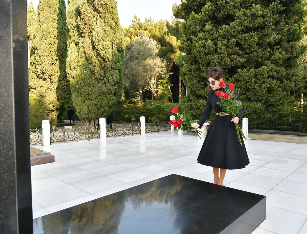 Prezident İlham Əliyev Heydər Əliyevin məzarını ziyarət etdi - FOTO - YENİLƏNDİ