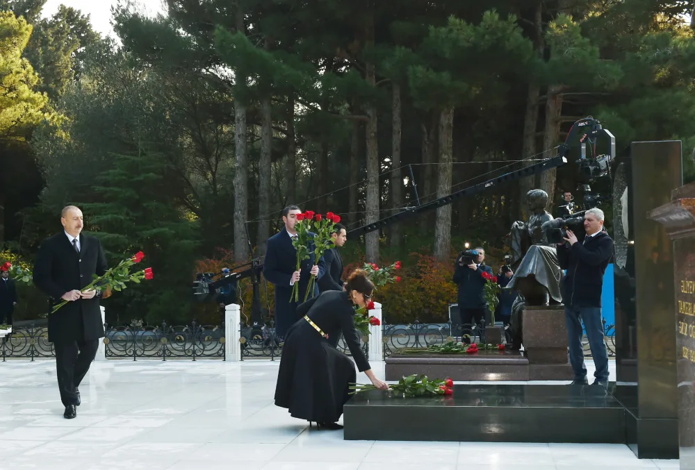 Prezident İlham Əliyev Heydər Əliyevin məzarını ziyarət etdi - FOTO - YENİLƏNDİ