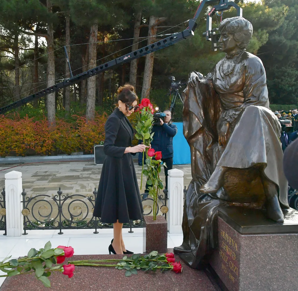 Prezident İlham Əliyev Heydər Əliyevin məzarını ziyarət etdi - FOTO - YENİLƏNDİ