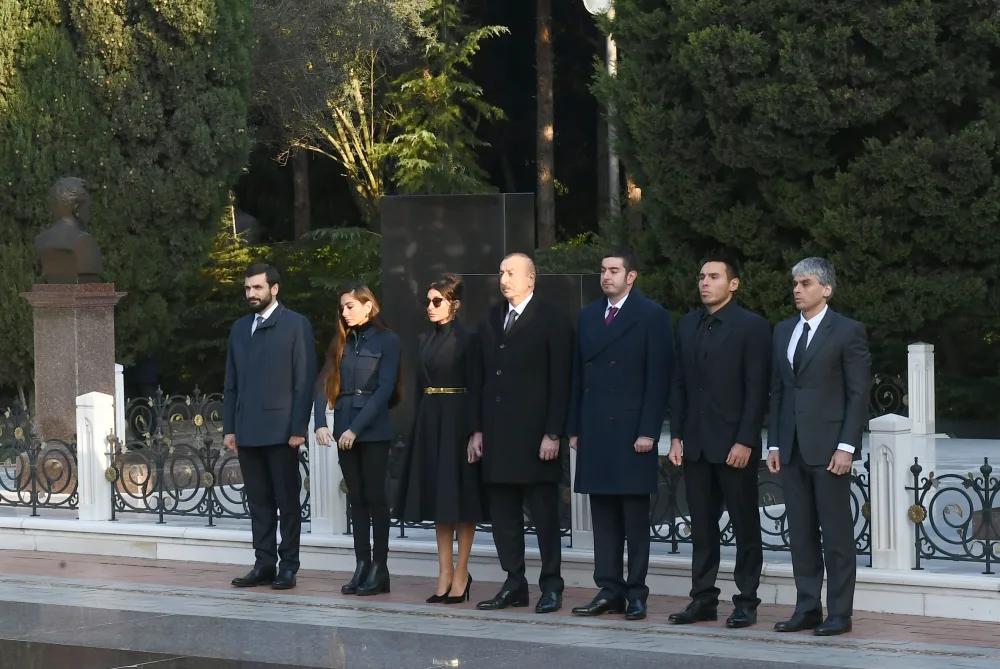 Prezident İlham Əliyev Heydər Əliyevin məzarını ziyarət etdi - FOTO - YENİLƏNDİ