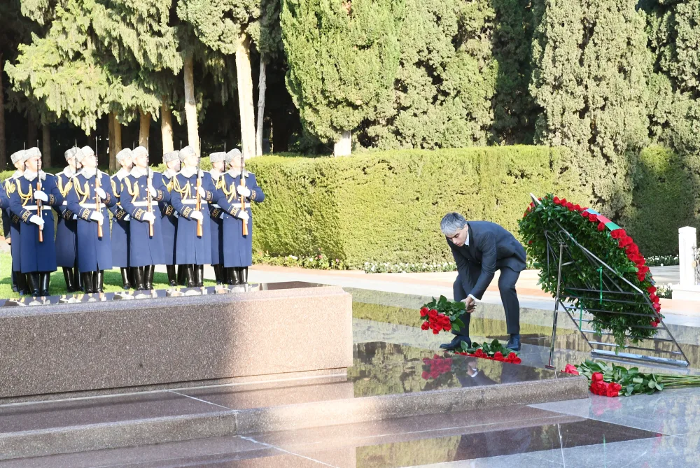 Prezident İlham Əliyev Heydər Əliyevin məzarını ziyarət etdi - FOTO - YENİLƏNDİ