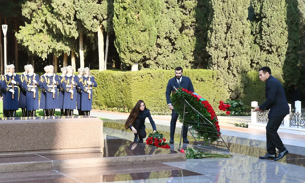 Prezident İlham Əliyev Heydər Əliyevin məzarını ziyarət etdi - FOTO - YENİLƏNDİ