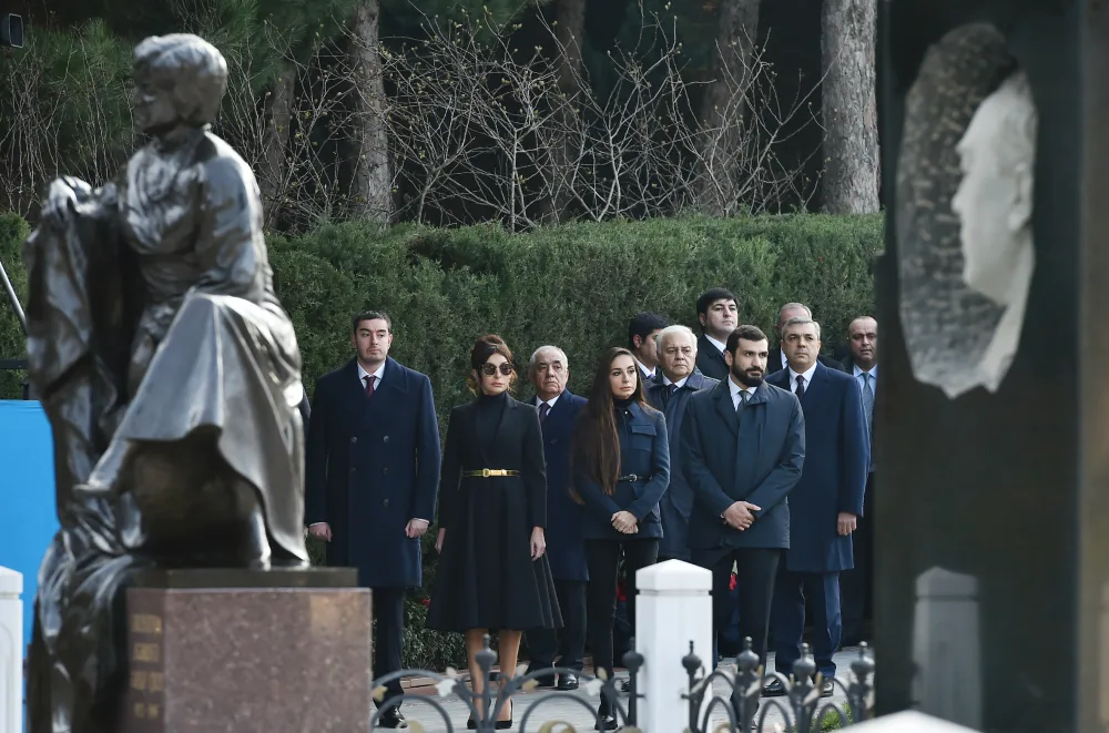 Prezident İlham Əliyev Heydər Əliyevin məzarını ziyarət etdi - FOTO - YENİLƏNDİ
