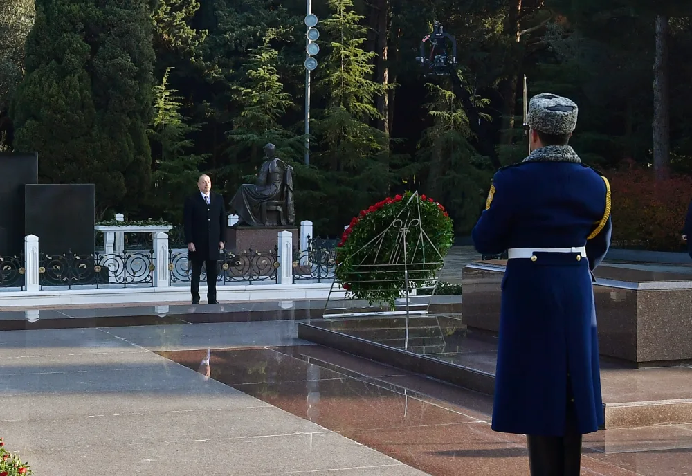 Prezident İlham Əliyev Heydər Əliyevin məzarını ziyarət etdi - FOTO - YENİLƏNDİ