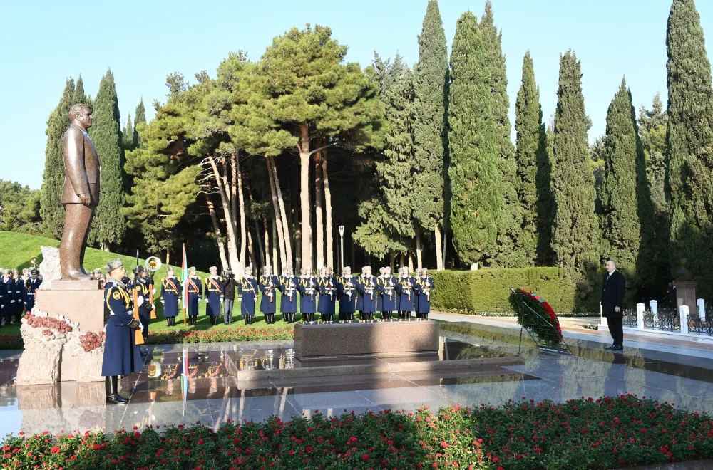 Prezident İlham Əliyev Heydər Əliyevin məzarını ziyarət etdi - FOTO - YENİLƏNDİ