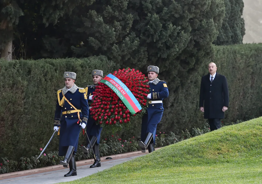 Prezident İlham Əliyev Heydər Əliyevin məzarını ziyarət etdi - FOTO - YENİLƏNDİ
