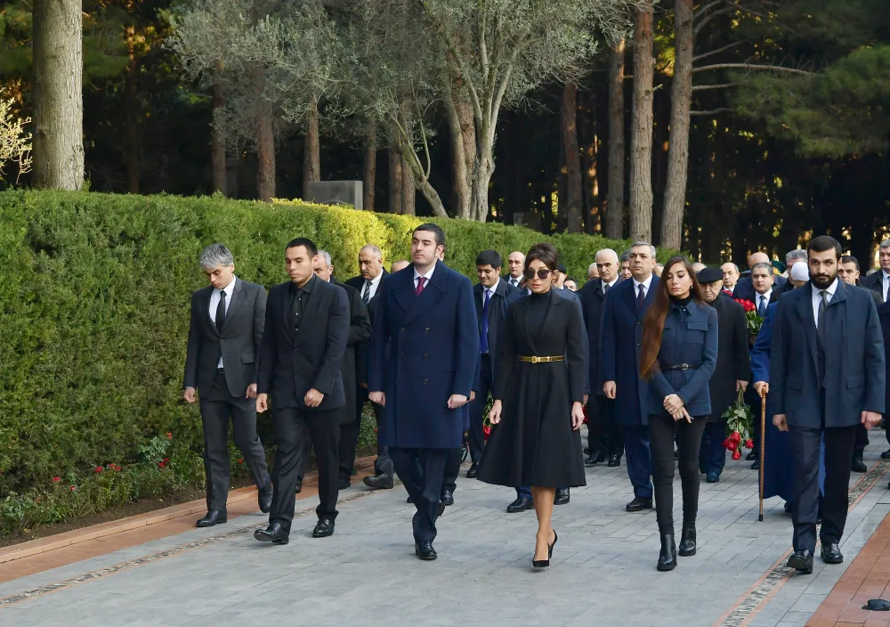 Prezident İlham Əliyev Heydər Əliyevin məzarını ziyarət etdi - FOTO - YENİLƏNDİ