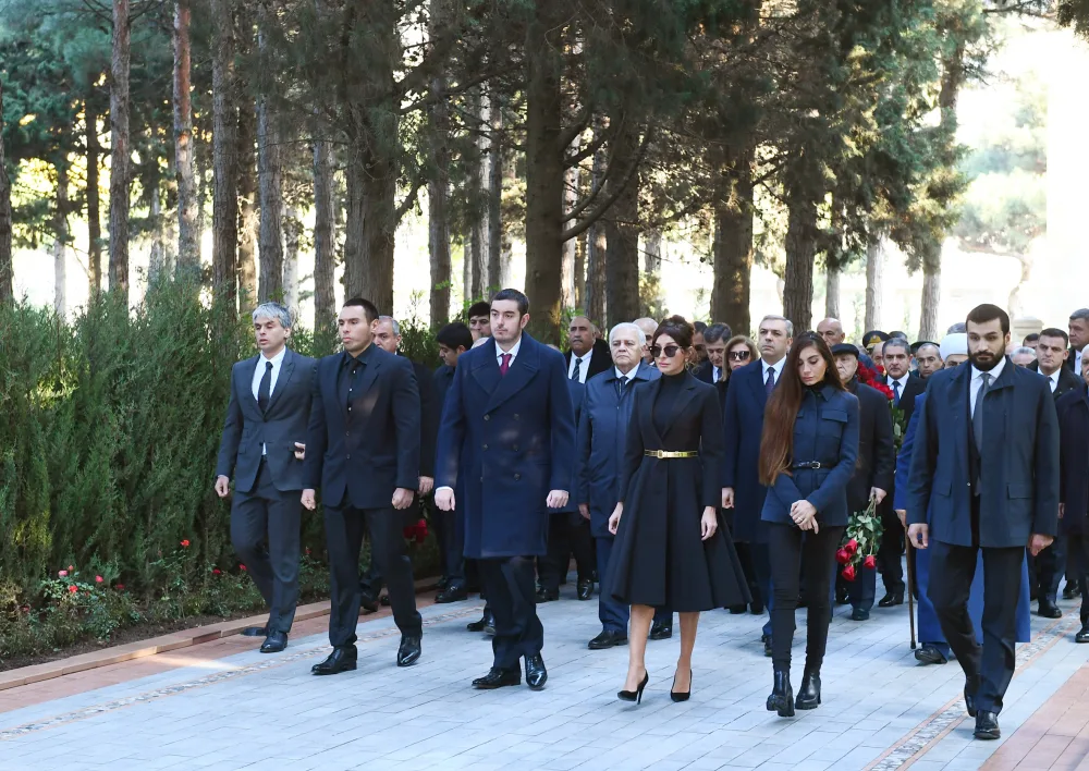 Prezident İlham Əliyev Heydər Əliyevin məzarını ziyarət etdi - FOTO - YENİLƏNDİ