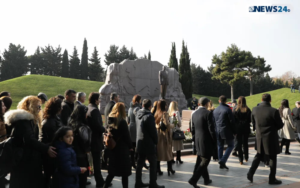 Azərbaycan ictimaiyyəti ümummilli lider Heydər Əliyevin xatirəsini yad etdi – - FOTOLAR