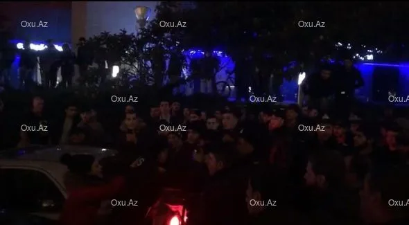 Bakıda yarıçılpaq oğlanlar bıçaqla insanlara hücum etdi