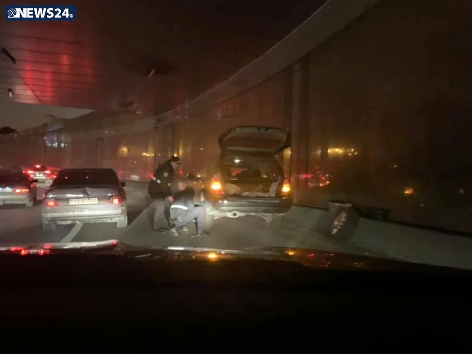 Bakıda yol polislərindən - NÜMUNƏVİ HƏRƏKƏT – FOTO