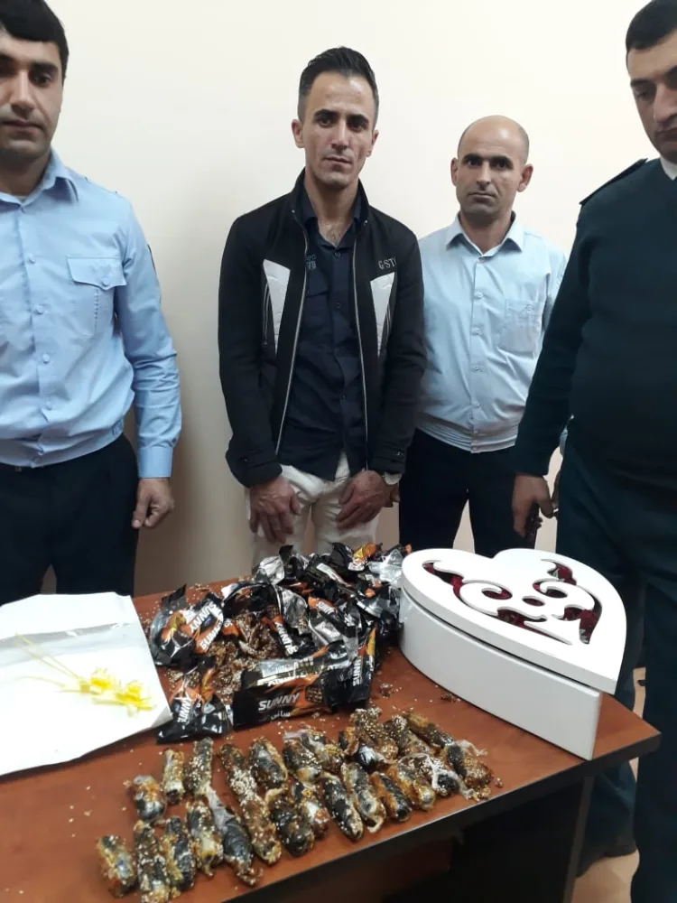 Ölkəyə gül səbətində narkotik - KEÇİRMƏK İSTƏDİLƏR - FOTOLAR