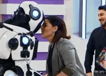 Xatun "robot"la - ÖPÜŞDÜ - FOTO