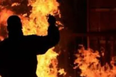 38 yaşlı kişi özünə benzin tökərək yandırdı
