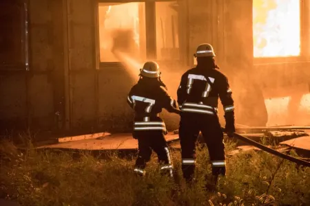 3-cü mikrorayon bazarında çıxan yanğın - Söndürüldü