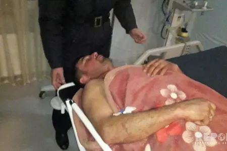 Bələdiyyə sədrinin oğulları kənd sakinini bıçaqladı