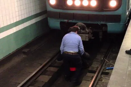 Metroda DƏHŞƏT - -epilepsiya xəstəsi relslərin üzərinə yıxıldı