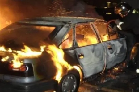 Sabunçuda "Mercedes" markalı minik avtomobili - yandı