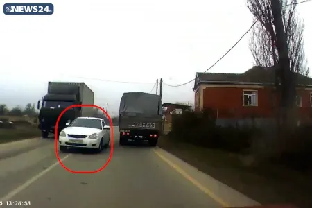 Azərbaycanda ölüm səfərinə çıxmış avtomobil - – İKİ YÜK MAŞINININ ARASINA GİRDİ – VİDEO